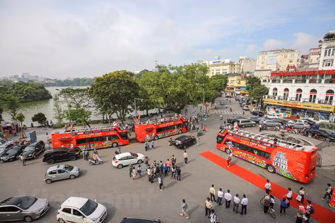 The first three buses are put into operation on the day (Photo: VNA) 