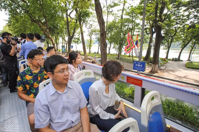 The Hanoi city tour Hop on – Hop off using the roofless buses gives visitors a view of the city from the above. (Photo: VNA)