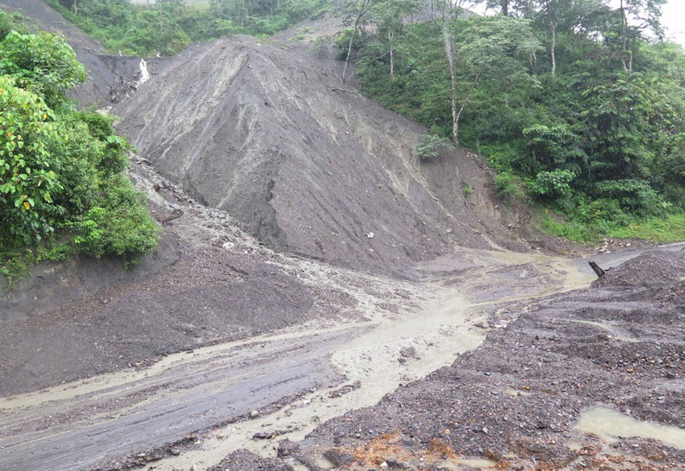 A section of national highway 12, that crosses Huoi Toong 2 village in Dien Bien’s Muong Cha district, is at high risk of being blocked due to landslides. (Photo: VNA)