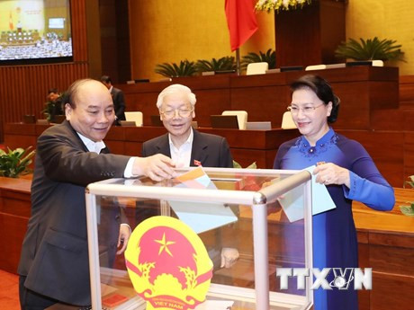 Prime Minister Nguyen Xuan Phuc (L), General Secretary of the Communist Party of Vietnam Central Committee and President Nguyen Phu Trong (C) and NA Chairwoman Nguyen Thi Kim Ngan (R) cast their confidence votes (Source: VNA)