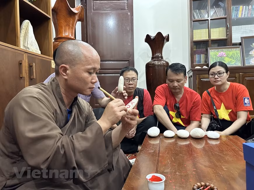 Venerable Thich Nhuan Dat from Truong Sa Lon Pagoda passes on kind words to delegations visiting Truong Sa Island. (Photo: Vietnam+)