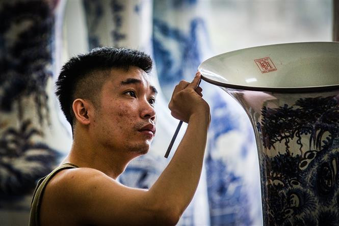 Young artisans are following their previous generation to preserve and develop the traditional trade (Photo:VNA)