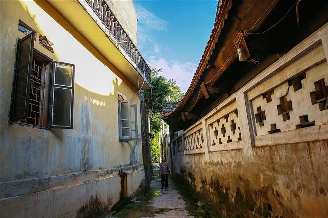 Narrow paths beside communal house become a special thing in the village (Photo:VNA)