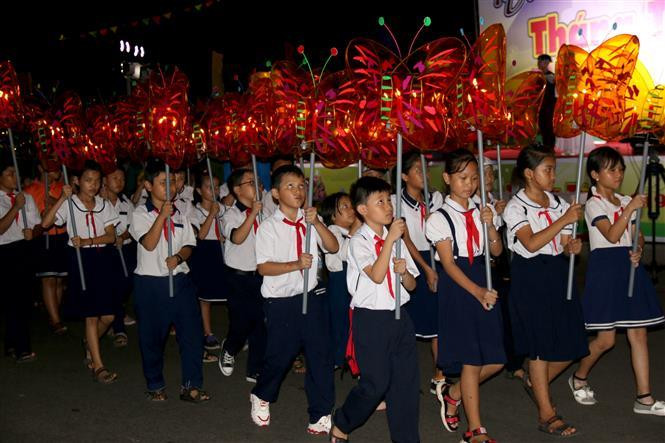 The procession is inspired under the theme ‘Phan Thiet Children – Cheering Mid-Autumn Festival – Hardworking – Creativity- Following Uncle Ho's teachings (Photo:VNA)