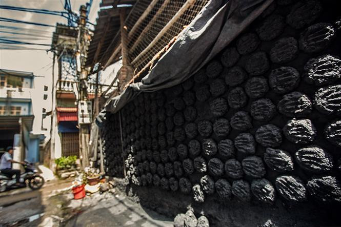 The village’s unique way of drying coal on the walls (Photo:VNA)