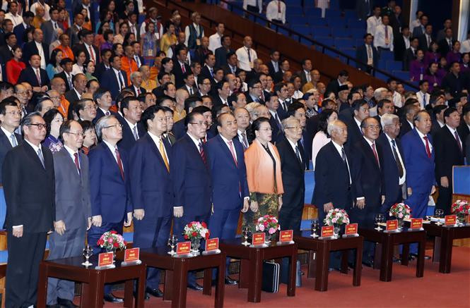 The three-day Congress (September 18-20) sees the participation of 1,300 delegates, 999 of which are official ones. Prime Minister Nguyen Xuan Phuc, National Assembly Chairwoman Nguyen Thi Kim Ngan and other leaders and former leaders of the Party and State also take part in the event (Photo:VNA)(Photo:VNA)