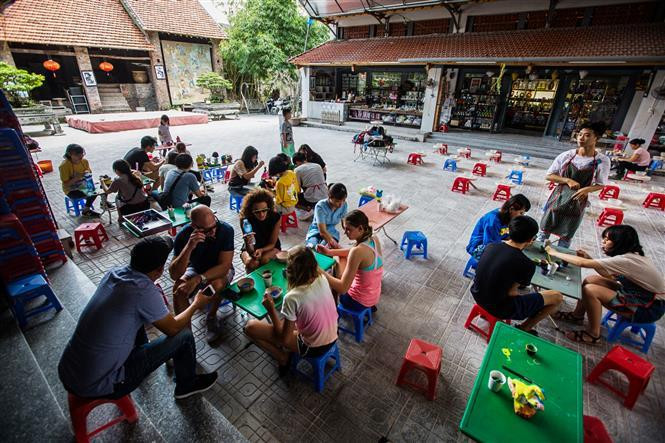 Visitors to Bat Trang will have a chance to experience many activities such as drawing, shaping and making pottery products (Photo:VNA)