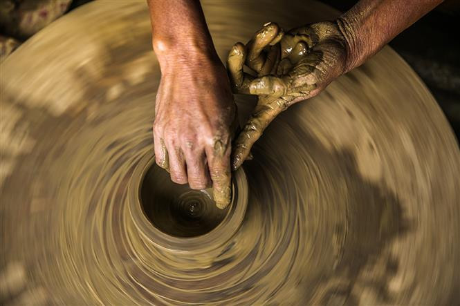 The processes of molding, shaping products are always the most difficult steps, which require skillfulness and meticulousness (Photo:VNA) 