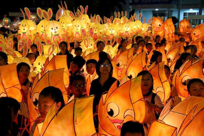 Each school contributes one large and 100 smaller lanterns to the procession, which are beautifully handmade by local students (Photo:VNA).