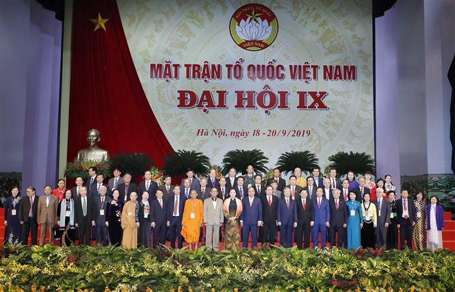 Prime Minister Nguyen Xuan Phuc and National Assembly Chairwoman Nguyen Thi Kim Ngan in a group photo with the delegates (Photo: VNA)