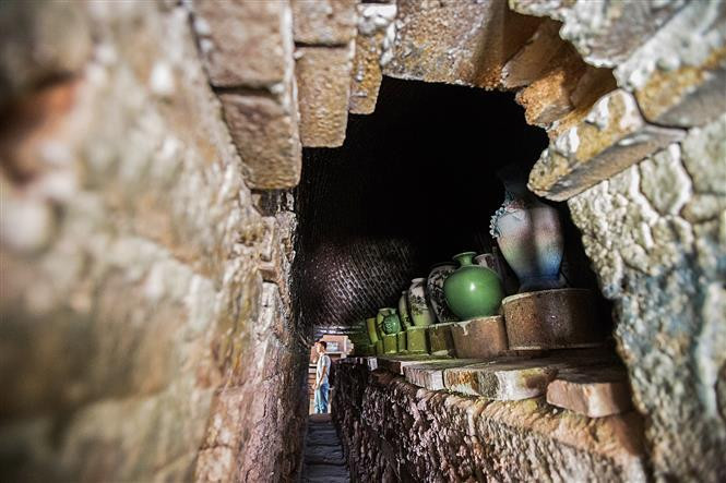 Visitors to the village have a chance to learn how to make a ceramic product in ancient kilns which were built in the late 19th century (Photo:VNA)