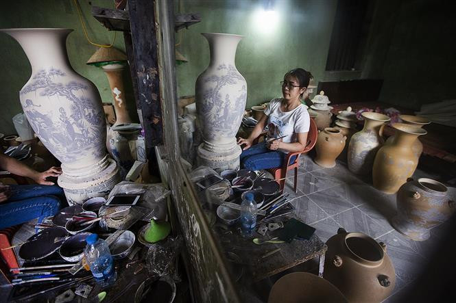 The process of creating pattern for ceramic products (Photo:VNA)