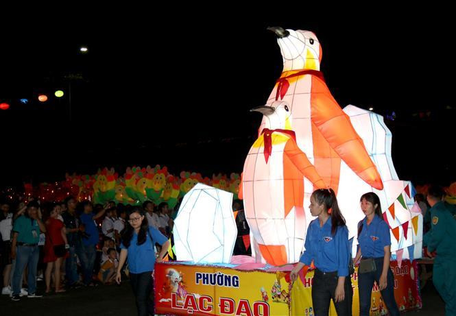 Pupils join in a sparkling lantern parade through main streets of Phan Thiet city (Photo:VNA)