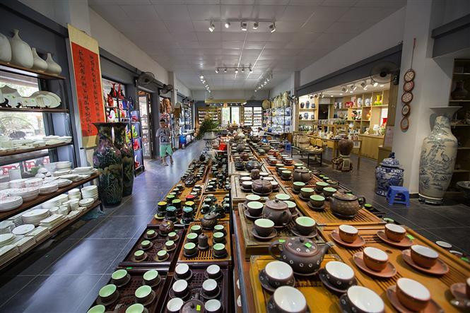 A showroom of fine art pottery products in Bat Trang village (Photo:VNA)