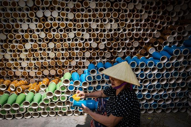 Besides traditional products, the village’s kilns also produce many modern products to meet the demand of customers both in Vietnam and foreign countries (Photo:VNA)