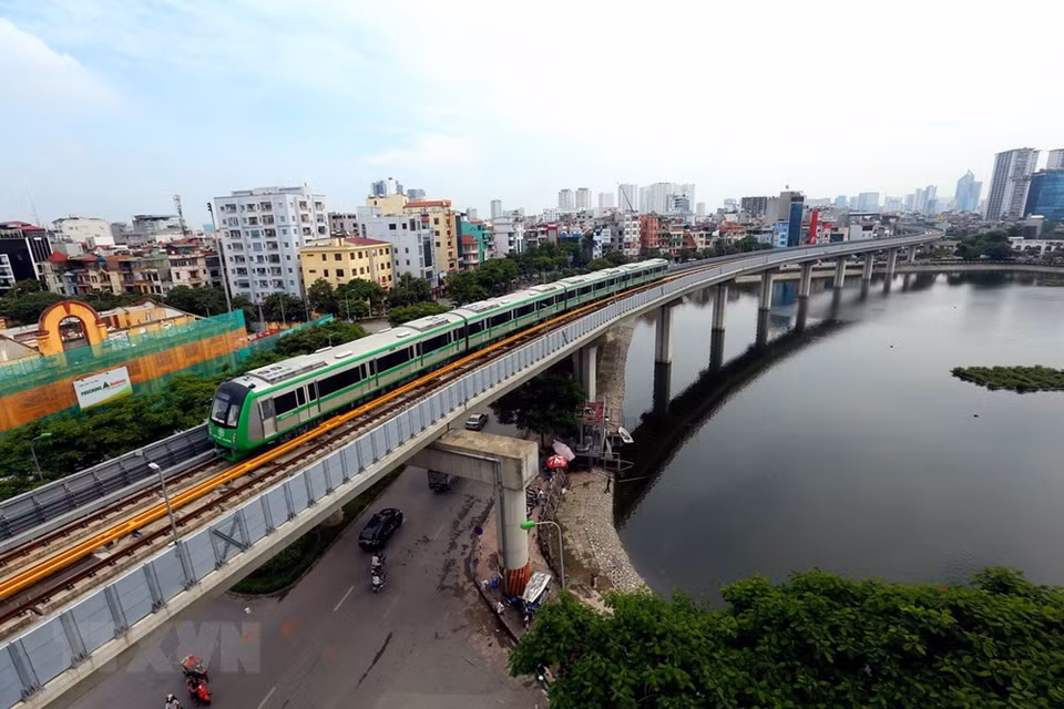 At Hoang Cau Lake in Dong Da district (Photo: VNA)