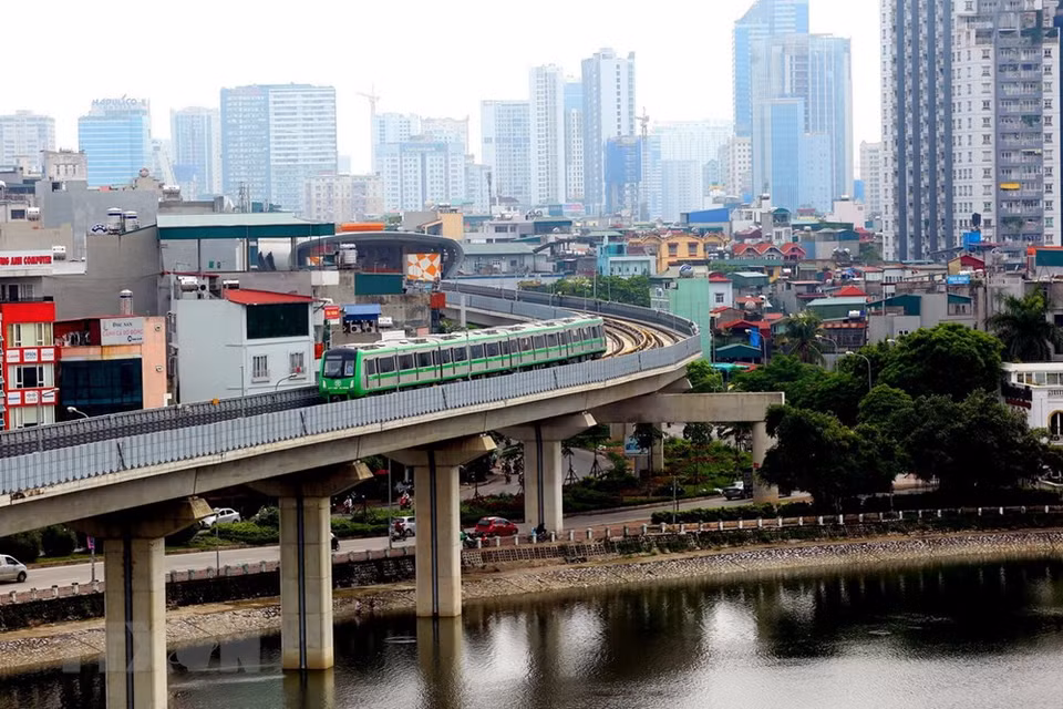 The elevated railway will stretch over 13km, linking Dong Da district’s Cat Linh street with the Yen Nghia Bus Station in Ha Dong district (Photo: VNA)