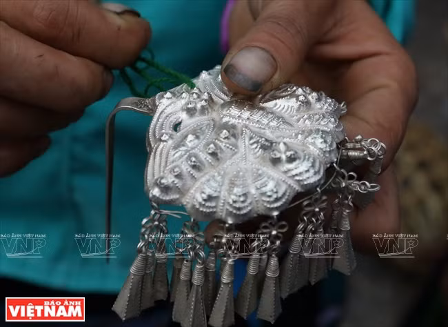 It takes To weeks to make such a sophisticated brooch (Photo: VNA)