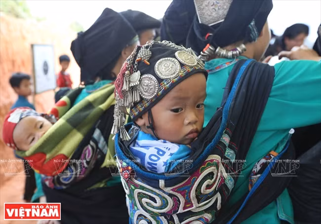 A child cap with hundreds of details made by To (Photo: VNA)