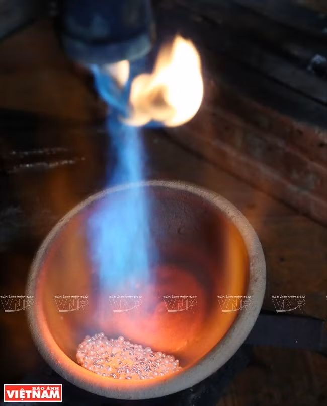 A step to shape silver (Photo: VNA)