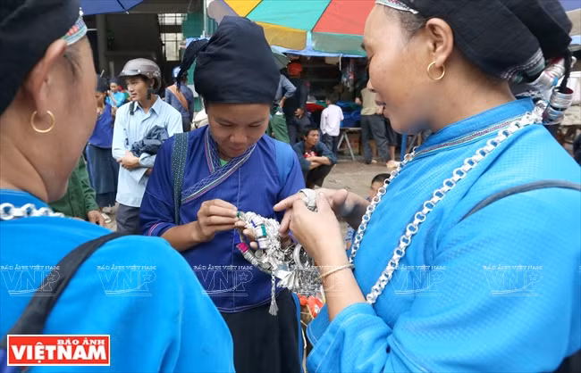 To's jewelry lures Nung women going to the market (Photo: VNA)