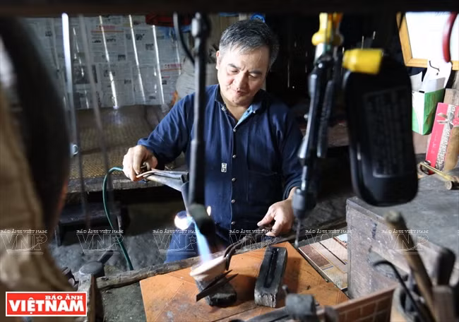 Chang Thanh To at work (Photo: VNA)