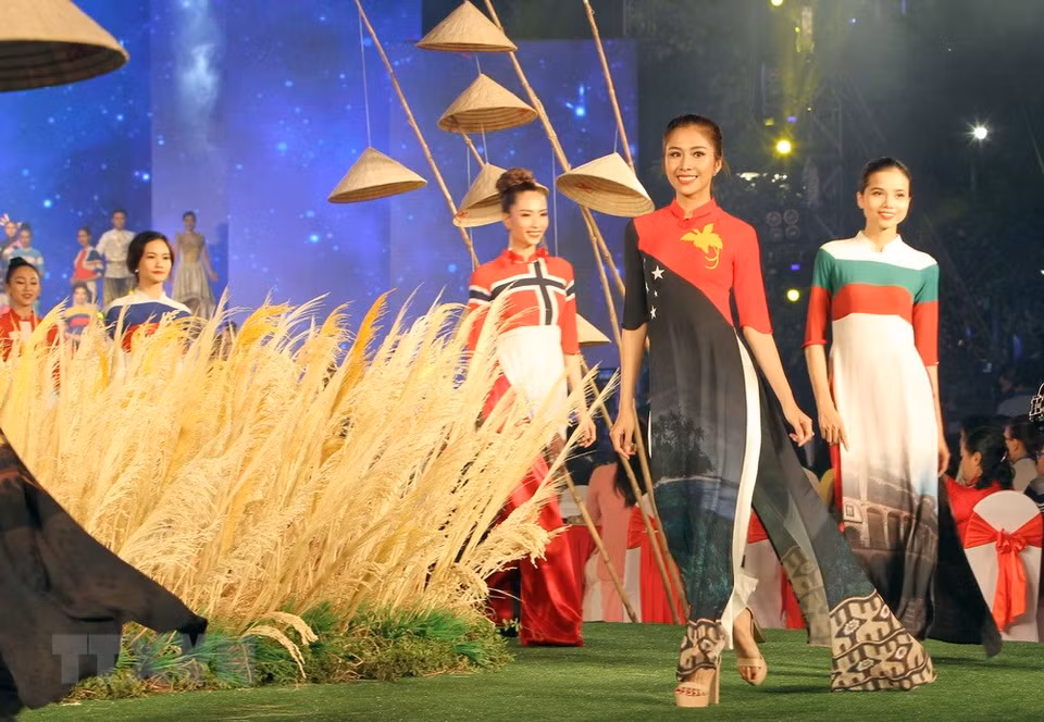 The Ao dai show at the opening ceremony on March 1(Source: VNA) 