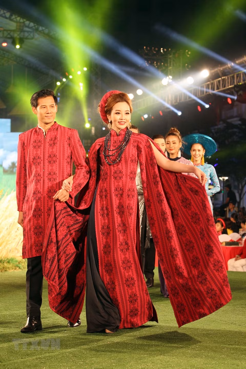 Two models in red traditional long dress (Source: VNA) 