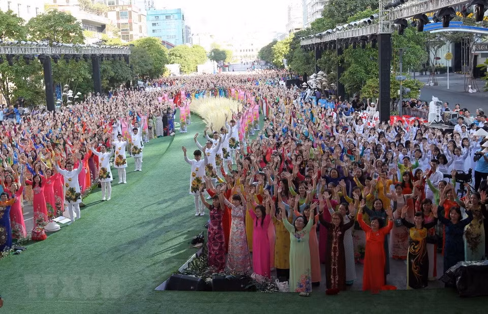 The mas performance of 3,000 people (Source: VNA)