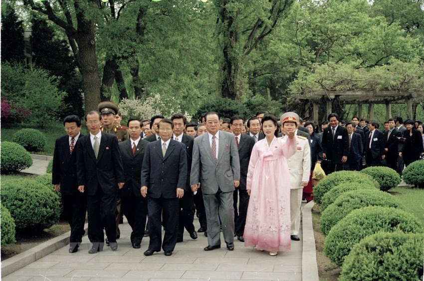 President Tran Duc Luong visits Mangyongdae, birthplace of President Kim Il-sung, in Pyongyang, May 3, 2002 (Photo: VNA)