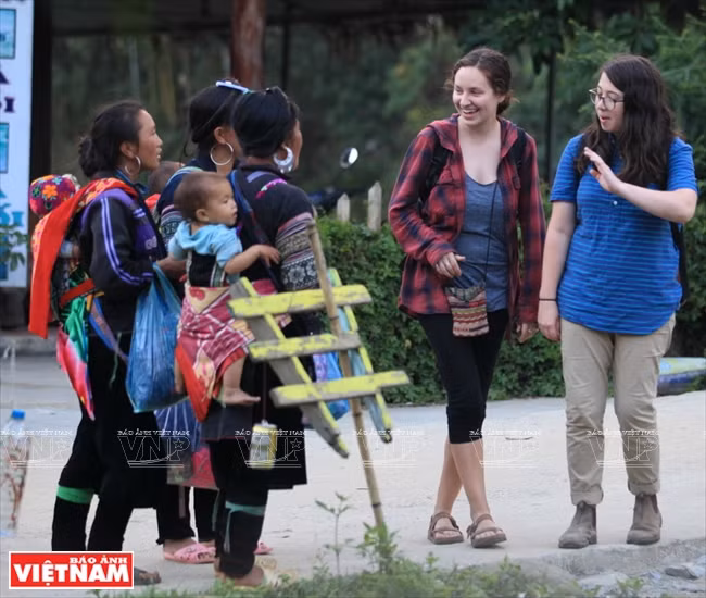 Tourists can see local ethnic people’s daily life on the way to Hoang Lien Son mountain range (Photo: VNA)