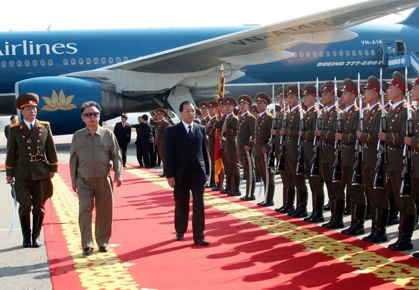 General Secretary of the Communist Party of Vietnam Central Committee Nong Duc Manh and Chairman of the Workers’ Party of Korea Kim Jong-il inspect the guard of honour at a welcoming ceremony at Pyongyang Sunan International Airport, October 16, 2007 (Photo: VNA)