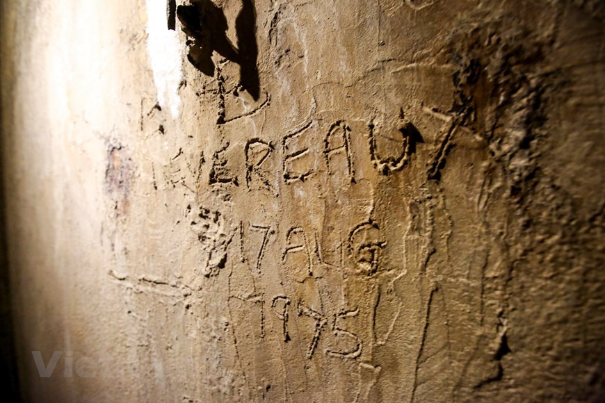  Australian diplomat Bob Deveraux carves his autograph on the wall back in 1975 (Photo: VNA)
