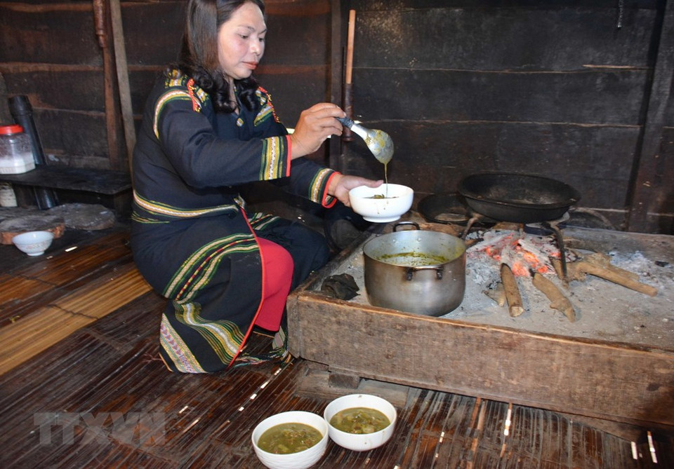 Yao leaf powder soup’s ingredients include bones, dried bitter eggplants, green papaya, rice, banana flowers and yao leaf powder, etc. (Photo: VNA)
