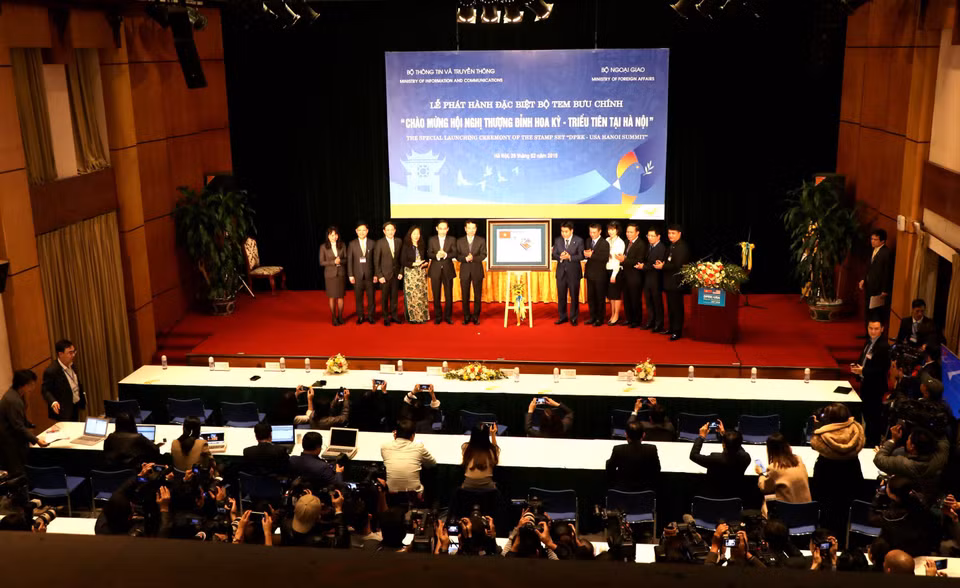 The stamp set is launched one day ahead of the historic meeting between US President Donald Trump and Democratic People’s Republic of Korea leader Kim Jong-un (Photo: VNA)