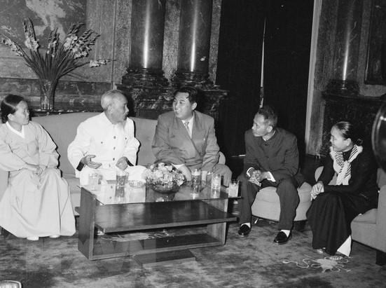 President Ho Chi Minh meets Premier Kim Il Sung at the Presidential Palace in Hanoi, November 28, 1958. Premier Kim Il Sung paid a friendship visit to Vietnam from November 27 to December 3, 1958 (Photo: VNA)
