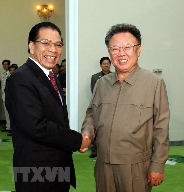 Party General Secretary Nong Duc Manh holds talks with Chairman of the Workers’ Party of Korea Kim Jong-il in Pyongyang, October 17, 2007 (Photo: VNA)