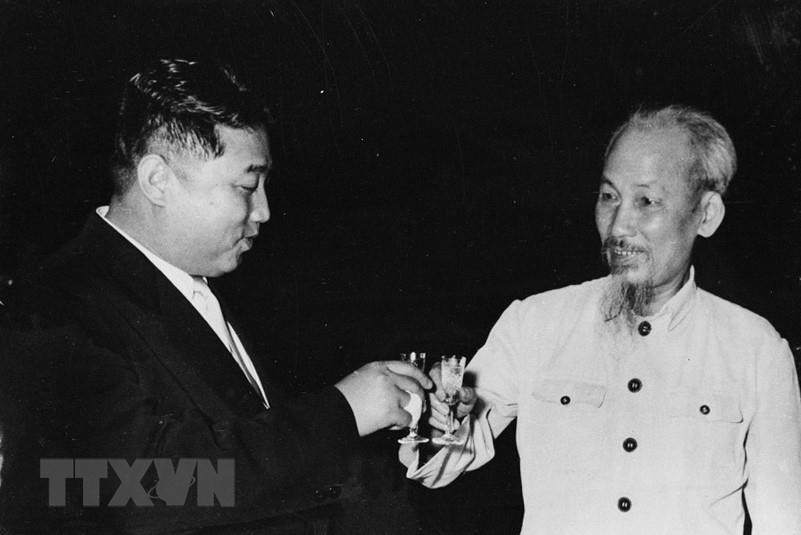 Premier Kim Il-sung hosts a banquet in honour of President Ho Chi Minh and a high-ranking Party and State delegation, July 8, 1957 (Photo: VNA)
