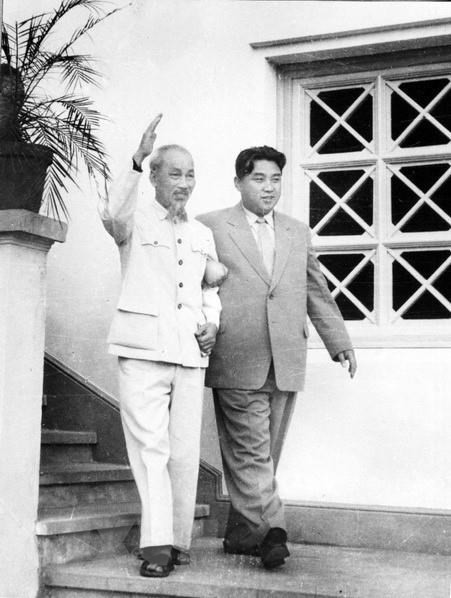 President Ho Chi Minh and Premier Kim Il-sung on the way to attend a meeting welcoming the latter’s visit to Vietnam, November 29, 1958 (Photo: VNA)