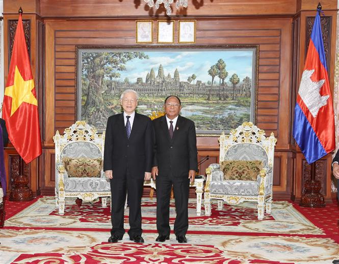 Party General Secretary and State President Nguyen Phu Trong meets President of the Cambodian National Assembly Samdech Heng Samrin in Phnom Penh, February 26, 2019 (Photo: VNA)