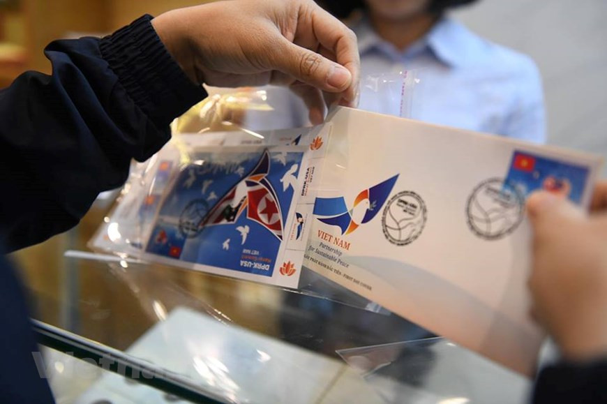 Commemorative set of stamps, issued one day earlier, is also in demand (Photo: VNA)