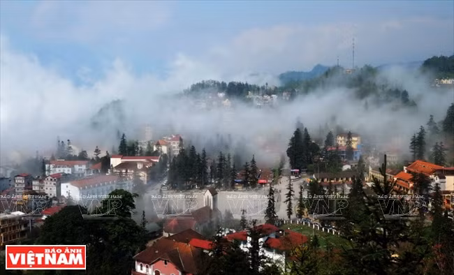 When sitting in a cable car, tourists may enjoy the spectacular view of Sapa town in clouds (Photo: VNA)
