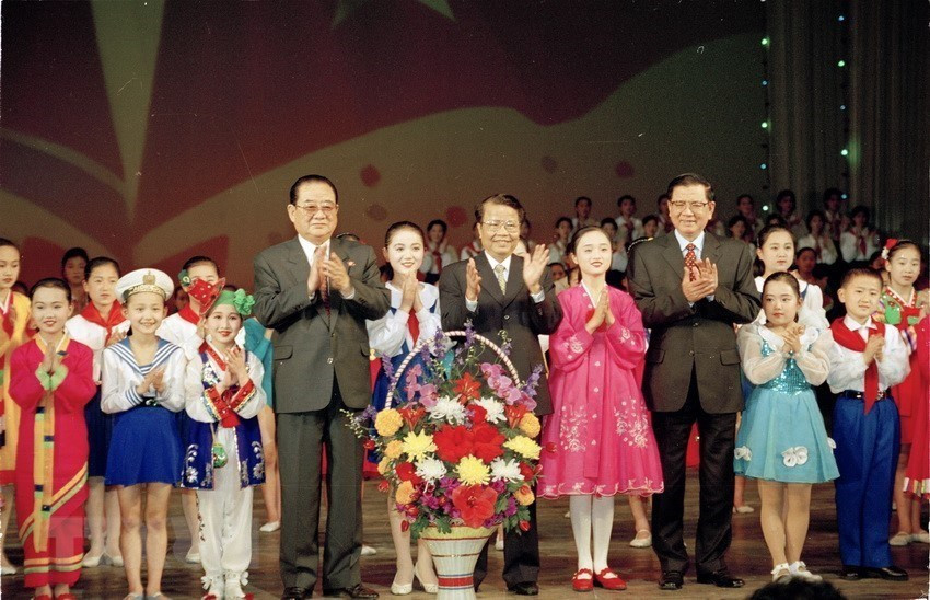President Tran Duc Luong visits Children’s Palace in Pyongyang and presents flowers to children performing on the occasion of the official visit (Photo: VNA)
