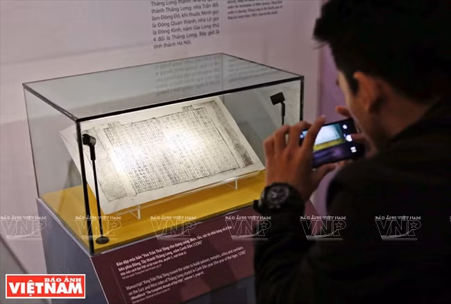 Woodblocks capture attention of locals and visitors (Photo: VNA)