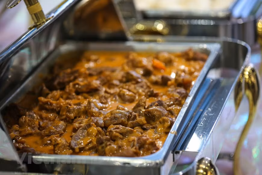 Various choices of food are available for journalists (Photo: VNA)