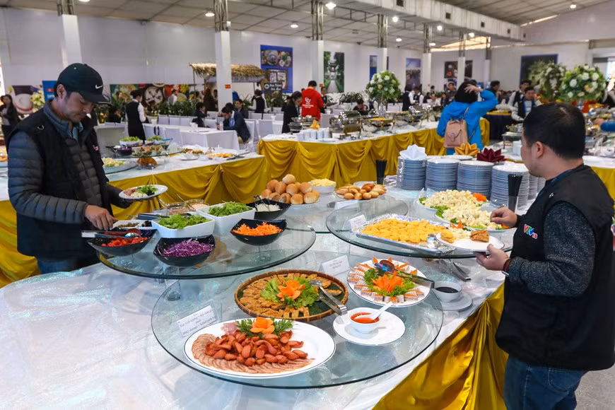 Cafeteria is available to serve journalists anytime from February 25 to March 1 (Photo: VNA)