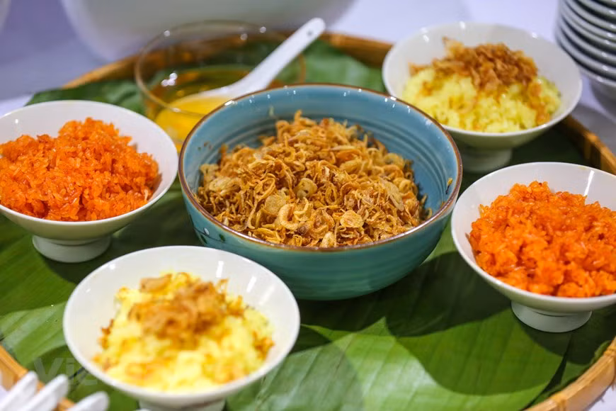 ‘Banh khuc’ (sticky rice ball with mung bean filling) by Ms. Lan, a Hanoian artisan, is introduced at the cafeteria (Photo: VNA)