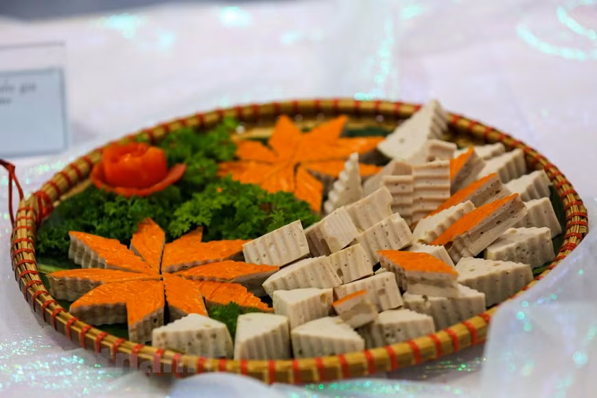 Cinnamon pork paste (‘cha que’) is still new to many international journalists (Photo: VNA)