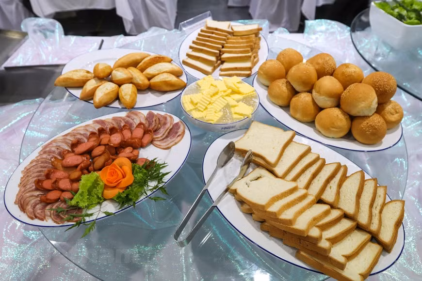 Both western and eastern food is served for free at the cafeteria (Photo: VNA)