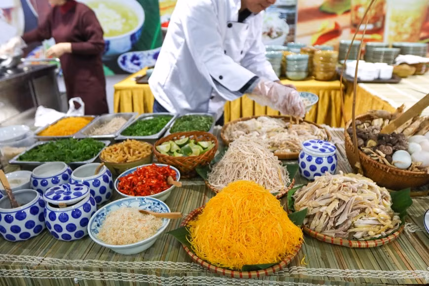 ‘Bun thang’ is also ordered by many journalists (Photo: VNA)
